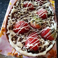 Ovo de chocolate belga ao leite com morangos e recheado com brigadeiro e bolo