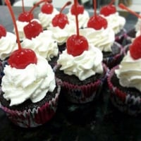 Mini Cupcakes de chantilly com cerejas