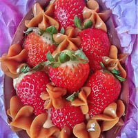 Ovo de morango com doce de leite recheado com muito bolo e brigadeiro