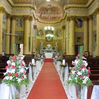 Decoração em vermelho rosas e lírios