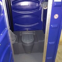 banheiro químico por dentro