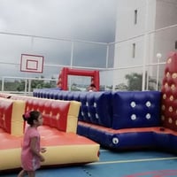 estilingue humano e futebol de sabão