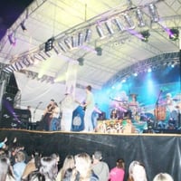 Iluminação de palco com telões laterais