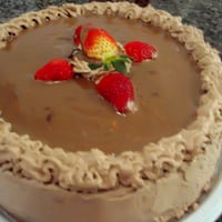 Bolo recheado de morango, massa de chocolate.