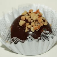Bombom trufado de amendoim.
