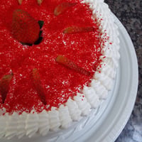 Torta de morango, massa de Pão de Ló, recheada com morango e nata, Creme de chocolate.