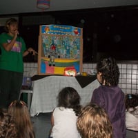 Teatrinho de Fantoches com estória divertida e criativa