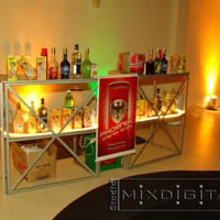 bar decorado e iluminado conforme o evento