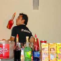 profissionais na preparacao dos drinques