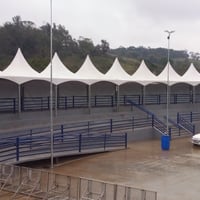 tenda 44x4 176 metros quadrados coberto. cabe 44 jogos de mesa com 4 cadeiras.
