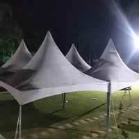 tenda 8x8.64 metros quadrados cabe 16 jogos de mesa com 4 cadeiras.