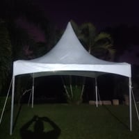 tenda 4x4. 16 metros quadrados cabe 4 jogos de mesa com 4 cadeiras.