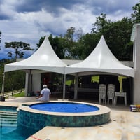 tenda 8x4.32 metros quadrados cabe ate 10 jogos de mesas com 4 cadeiras.