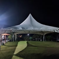 tenda 10x10.100 metros quadrados.cabe ate 30 jogos de mesas com 4 cadeiras.