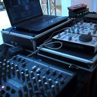 dj mixando ao vivo.
