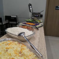 Buffet móvel completo com refrigerante, água, suco, salgados e garçons