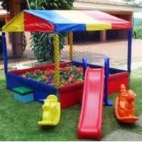 Piscina de bolinha com escorregador