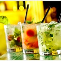 Bartender 
(caipiroskas, coqueteis com ou sem alcool)
Para debutantes sugerimos milk shake no card