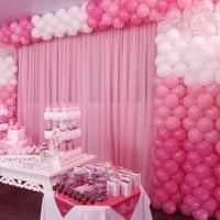 CORTINA ROSA COM COLUNA DE BALÃO ROSA, BRANCO E TRANSPARENTE