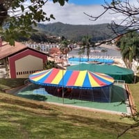 Tendas tipo circo de vários tamanhos e cores