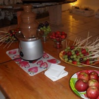 cascata de chocolate c/ frutas no palito