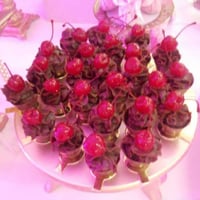 Copinho de chocolate com ganache e cereja