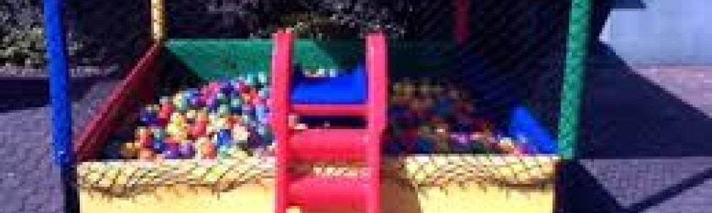 Piscina de bolinha, cama elástica, pula pula, mesas e cadeiras, tendas