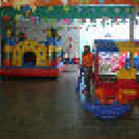 Piscina de bolinha e pula pula