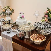 Sugestão de mesa de doces - Mesmo para uma recepção simples, a mesa de doces e o bolo merecem um loc