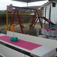 Mesa no parquinho para o buffet das crianças