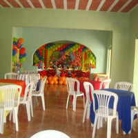 Espaço interno da decoração e mesas