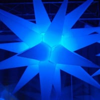 DJs, som, iluminação, lasers e telões