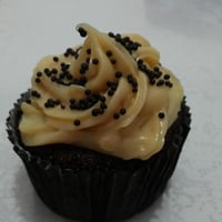 Cupcake com recheio de ganache e cobertura de brigadeiro branco