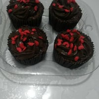 Kit com 4 cupcakes de chocolate com recheio de ganache.