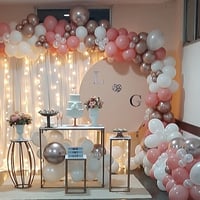 decoração de casamento em tons rose e branco, com cortinado com luz de led e painel redondo e bexig