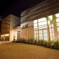 Fachada à noite