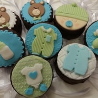 PÃO DE MEL - Decorado para um chá de bebê. Recheio de doce de leite, brigadeiro ao leite, brigadeiro