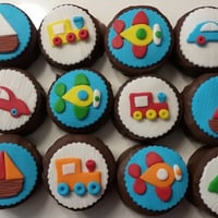 PÃO DE MEL - Decorado para um aniversário com o tema Transportes. Recheio de doce de leite, brigadei