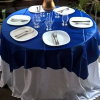 Kit de louças e talheres, toalhas de mesa.