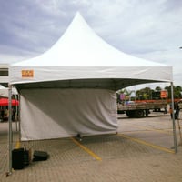 Tenda chapéu de bruxa 5x5m
Capacidade 8 jogos de mesas