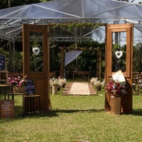 Tenda Piramidal 10x10 em lona cristal para cerimônia
