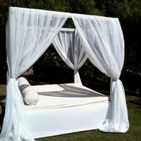 Bangalô com cortinas.