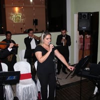 Orquestra somente com vocal feminino.