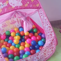 Espaço Kids com piscina de bolinha