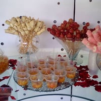 Espetinhos de fruta e marshmallow