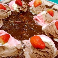 Pizzas saborosas (doces e salgadas), assadas e servidas na hora em estilo rodízio.