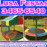 Cama elástica e piscina de bolinhas