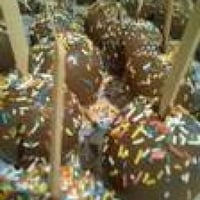maça de chocolate com granulado