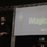 Apresentando conferência (palestra) no
Congresso Internacional de Mágicos em Osasco, 2015.