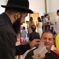 Mágica com cartas.